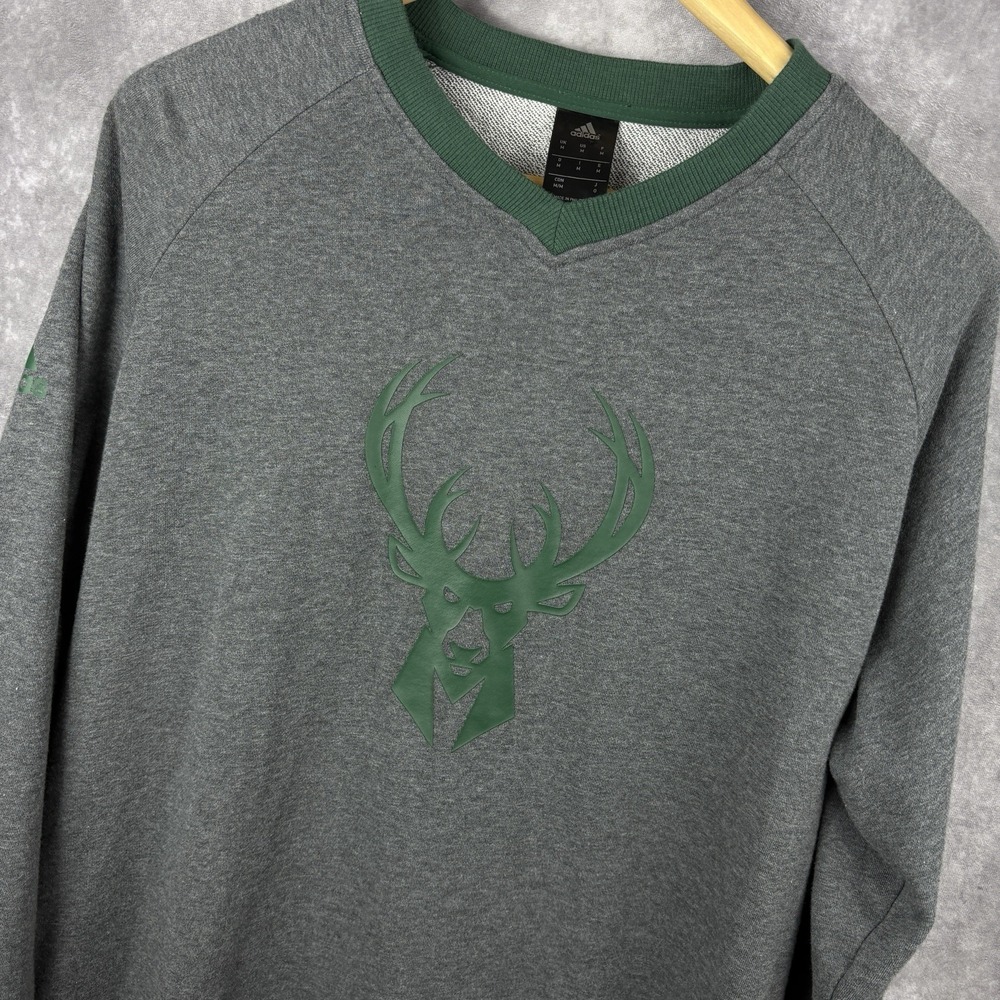 Milwaukee‎ Bucks Adidas Long Sleeve Men's M Gray Green Back Logo Textured NBA